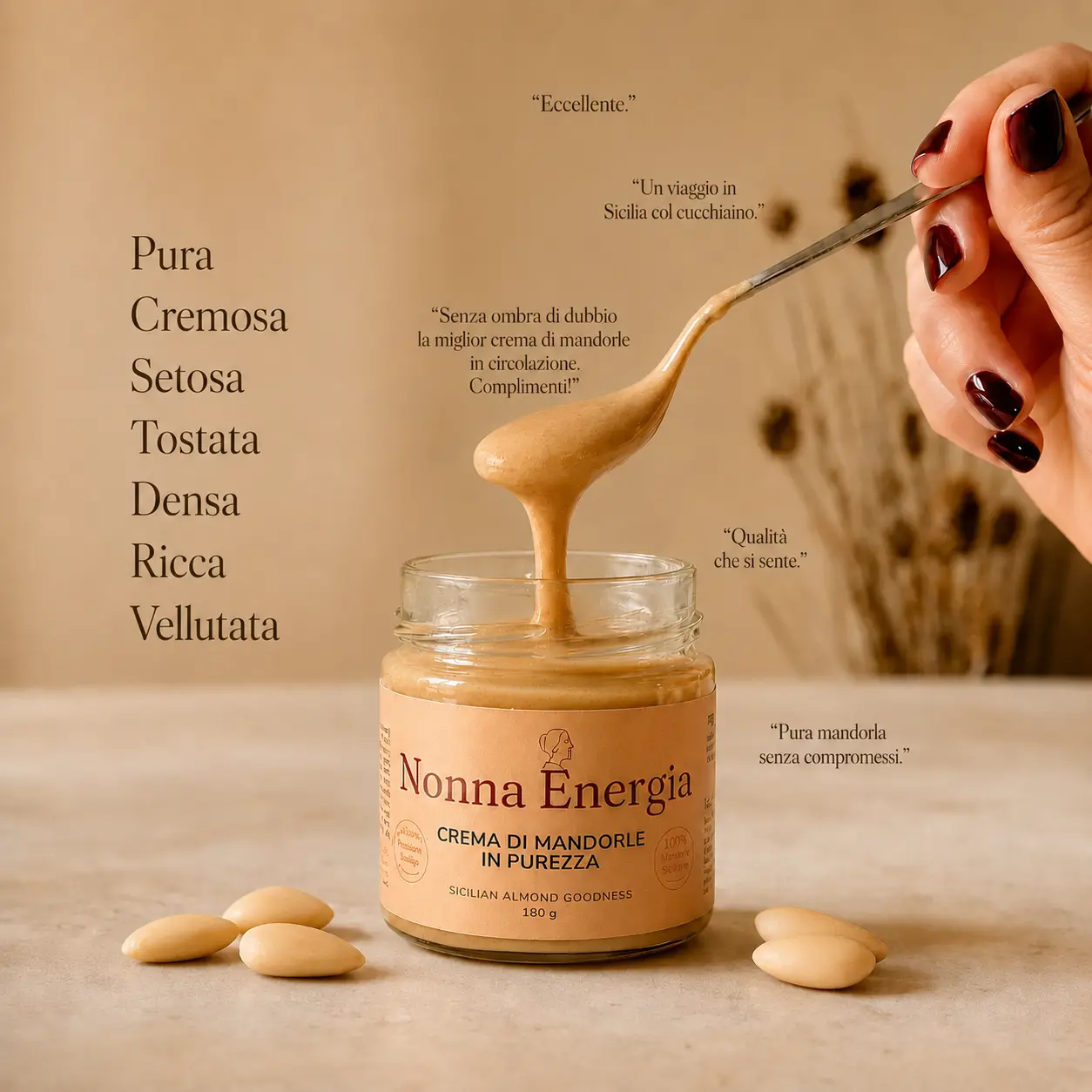 Crema di mandorle sollevata con un cucchiaino di legno